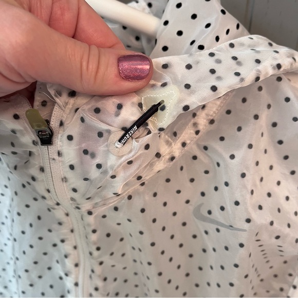 Nike Women’s lightweight water resistant hooded running jacket - Picture 8 of 12